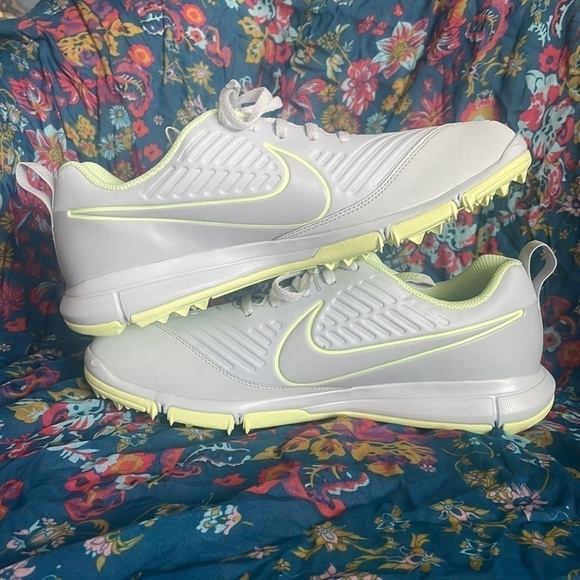 Brand New Nike Golf Shoes Lace Up Sneakers Light Gray & Yellow Traction Modern - Picture 9 of 15
